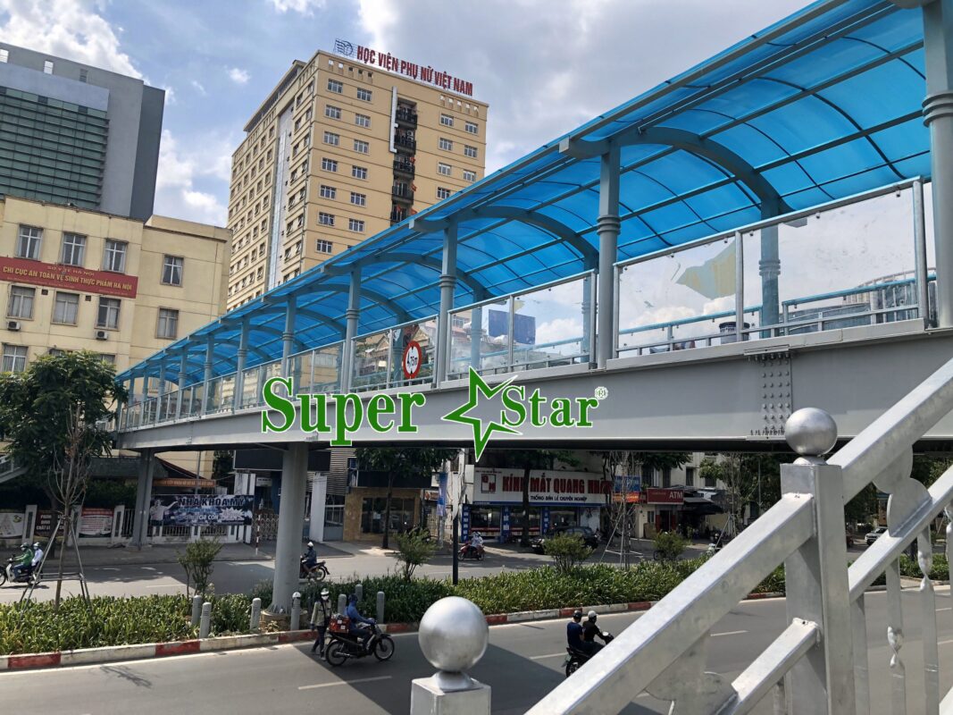 Cầu vượt đi bộ qua đường Nguyễn Chí Thanh